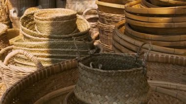 Chiang Mai, Tayland 'daki geleneksel pazarda sergilenen el yapımı hasır sepetler, tepsiler, şapkalar ve dokuma çantaları. El yapımı mallar, geleneksel işçilik, sürdürülebilirlik, yerel