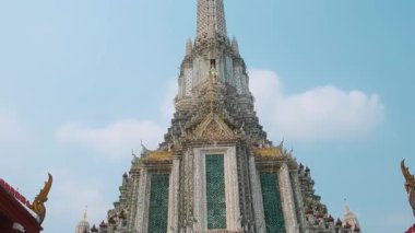 Bangkok 'taki Wat Arun Şafak Tapınağı' nı Chao Phraya nehrinin kıyısındaki geleneksel Tayland Budist mimarisi ile kapatın. Popüler seyahat ve turizm simgesi .