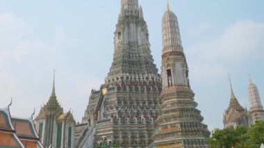 Wat Arun Şafak Tapınağı, Tayland, Asya 'da Chao Phraya nehrinin kıyısında geleneksel Tayland Budist mimarisi ile birlikte. Popüler seyahat ve turizm simgesi .