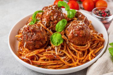 Domates soslu makarna soslu makarna, üzerinde parmesan peyniri ve taze fesleğen yaprağı. Lezzetli İtalyan yemekleri. Kapat..