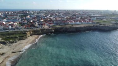 Peniche sahil kasabasındaki hava görüntüleri. Yüksek kalite 4k görüntü