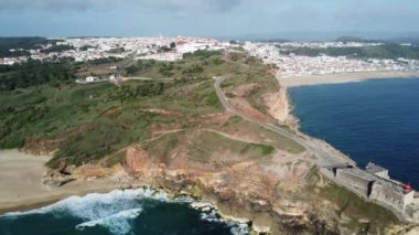 İnsansız hava aracı görüntüleri Nazare sahilinde. Yüksek kalite 4k görüntü