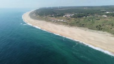 İnsansız hava aracı görüntüleri Nazare sahilinde. Yüksek kalite 4k görüntü