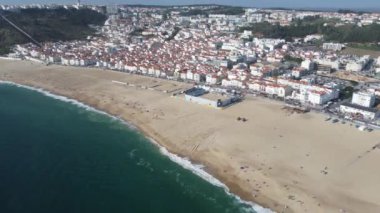İnsansız hava aracı görüntüleri Nazare sahilinde. Yüksek kalite 4k görüntü