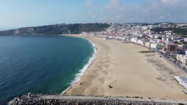 İnsansız hava aracı görüntüleri Nazare sahilinde. Yüksek kalite 4k görüntü
