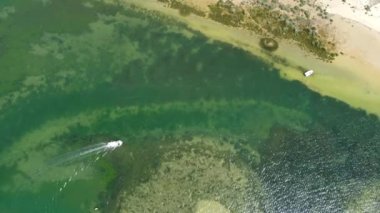 Algarve, Cacela Velha plajı üzerinde insansız hava aracı görüntüleri. Yaz boyunca gökyüzünden çekilen yüksek kaliteli 4K görüntüler..