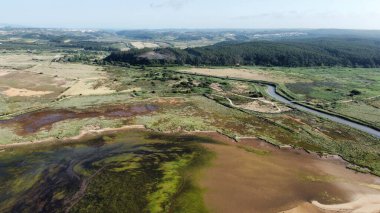 Foz do Arelho sahilinin insansız hava aracı görüntüleri. Foz de arelho semalarında yüksek kaliteli bir fotoğraf çekilmiştir..