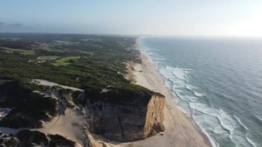 Foz de Arelho plajında İHA görüntüleri. Foz de arelho semalarında yüksek kaliteli FullHD görüntüleri.