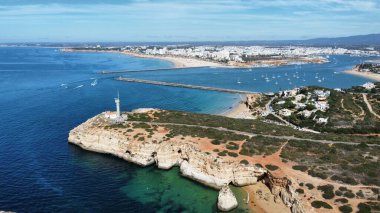 Portimao üzerinde İHA atışı. Yüksek kaliteli fotoğraf yazın Portimao 'nun gökyüzünü ele geçirir..