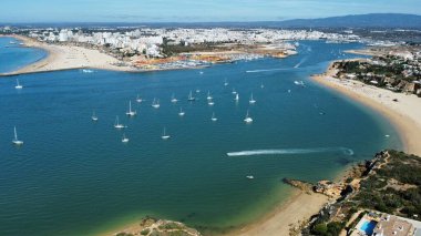 Portimao üzerinde İHA atışı. Yüksek kaliteli fotoğraf yazın Portimao 'nun gökyüzünü ele geçirir..