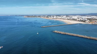 Portimao üzerinde İHA atışı. Yüksek kaliteli fotoğraf yazın Portimao 'nun gökyüzünü ele geçirir..