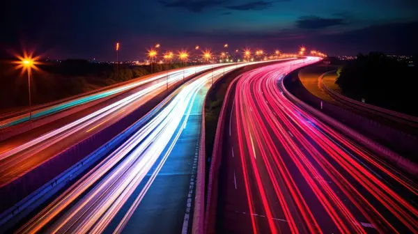 Gece arabaların ışıkları. uzun pozlama