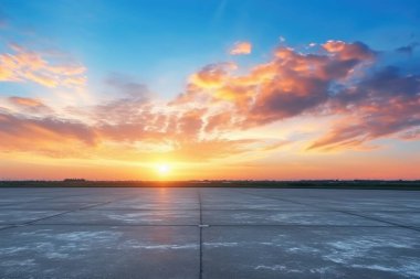Denizin üzerinde güzel bir gün batımı