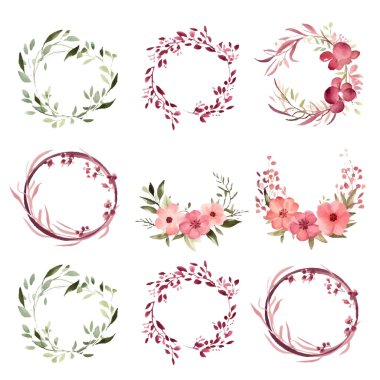 Yapraklı, çiçekli ve böğürtlenli suluboya çelenkler. Beyaz arka planda izole edilmiş.