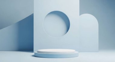 Geometrik şekilli asgari bir podyum, ürün gösterimi için ideal mavi bir zemin üzerine kurulur. Sahne temiz ve modern, sadelik ve stile odaklı..
