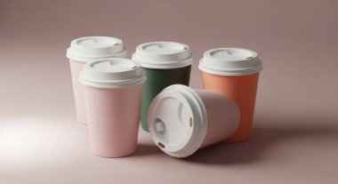 Pembe arka planda kapaklı renkli bir grup kağıt kahve fincanı düzenlenir. Paketler sıcak içecekler ve kafein için mükemmeldir..