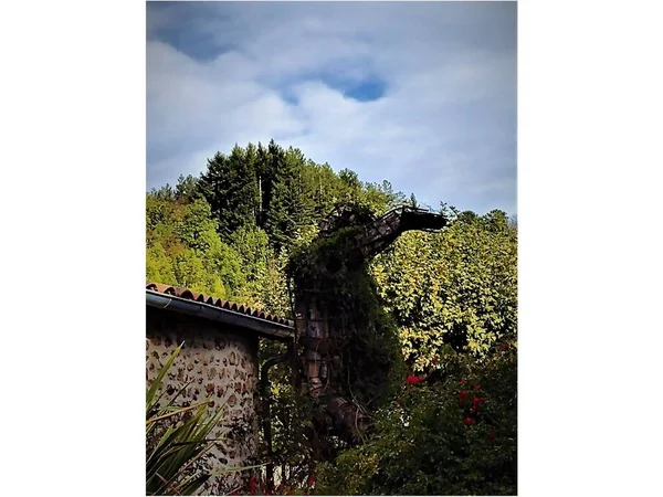 Vista Aldeia Com Uma Escultura Ferros Cruzados Vegetada Cenário Montanhas — Fotografia de Stock