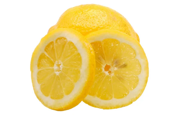 Limon ikiye bölündü. Dilimlenmiş taze ve sulu sarı limon. Geçmişi olmayan bir limon. Limon dilimleri.