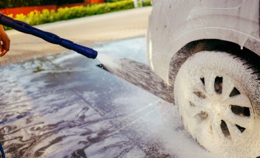 Köpüklü arabayı köpüklü. Oto yıkama, adam oto yıkama servisinde araba yıkıyor. Yüksek basınçlı su. Basınç makinası. Arabayı temizliyorum.. 