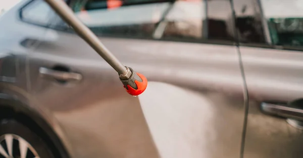 Oto yıkama, adam oto yıkama servisinde araba yıkıyor. Yüksek basınçlı su. Basınç makinası. Arabayı temizliyorum.. 