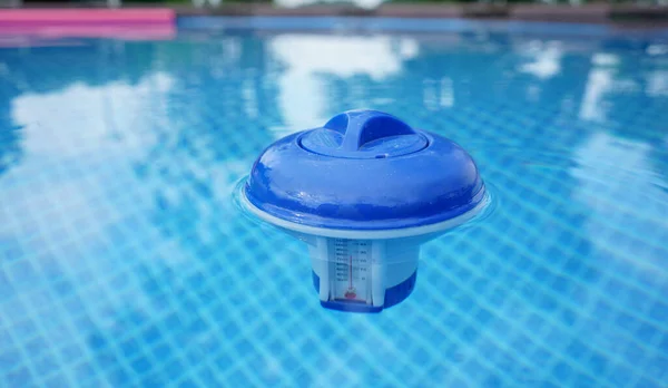 Chlorspender Für Schwimmbecken Schwimmer Zur Reinigung Von Wasser Schwimmbad Sommer — Stockfoto