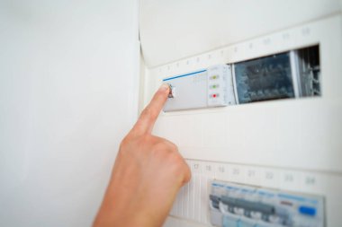 Sigortayı açıp kapatma düğmesine bas. Evde sigorta kutusu var. Elektrik kutusunun sigortasını değiştiren kişi....