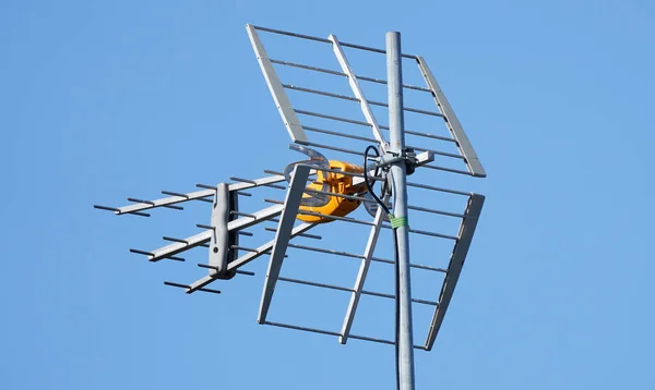 Çatıda Anteni Var Çatıya Anten Yerleştirildi Televizyon Sinyalleri Alıyorum Televizyon — Stok fotoğraf