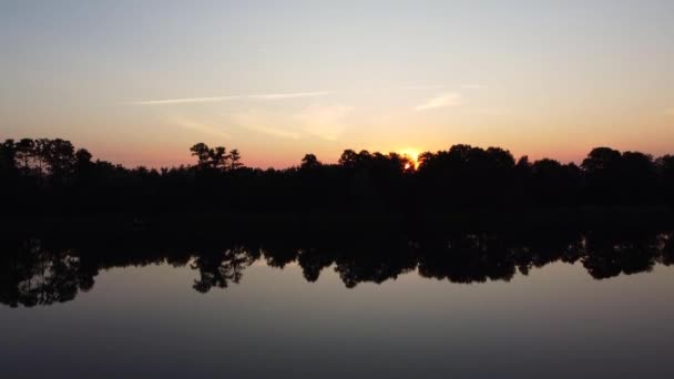 日落在湖上 太阳升起在森林的湖面上 背景中的麦田 开始新的一天 — 图库视频影像