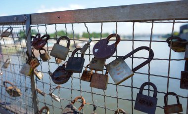Asma kilitleri severim. Köprüdeki çitlere asma kilit takıldı.. 