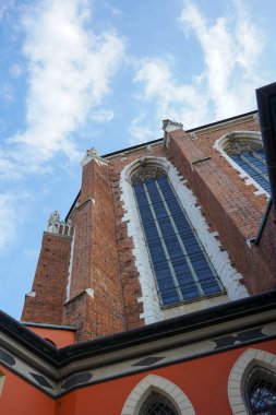 Krakow, Polonya 'da büyük kırmızı tuğlalı eski bir bina. Polonya 'daki eski kilise.