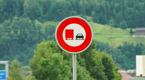 Otoyolda kamyon tabelası için sollama yok.