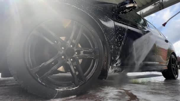 Mycie Samochodu Wodą Ciśnieniową Myjni Samochodowej Myjnia Samochodowa Mieście — Wideo stockowe