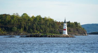 Norveç, Oslo 'da deniz feneri. Deniz feneri suyun kenarında..