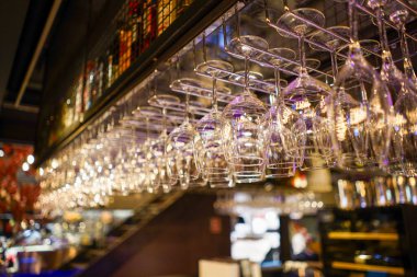 Bardaklar barda asılı. Büyük şehirde bir gece barı içkisi. Büyük şehirde gece bir bar..