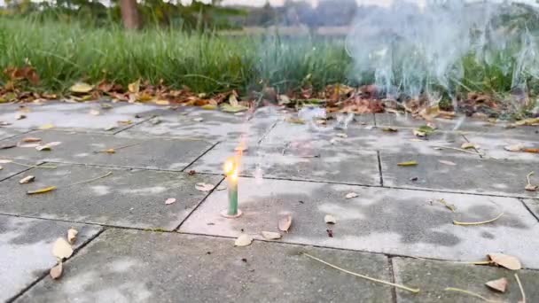 五颜六色的烟火绿色喷泉爆竹 — 图库视频影像