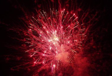 Gökyüzünde havai fişekler. Yeni yıl arifesinde gökyüzü çok renkliydi. Havai fişek gösterisi.