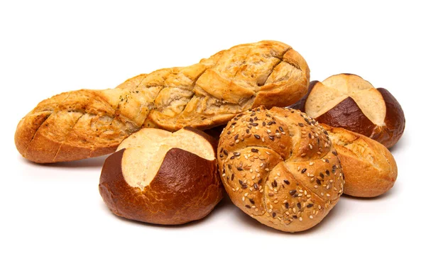 新鲜脆的法国面包面包面包 配以大蒜黄油和香草 凯撒面包 配以亚麻籽和芝麻籽 传统的德国月桂树 巴伐利亚自制的椒盐面包 背景为白色 — 图库照片