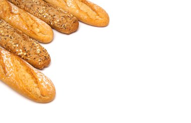 Beyaz arkaplanda izole edilmiş fırında ekmek ekmeği çeşitleri.