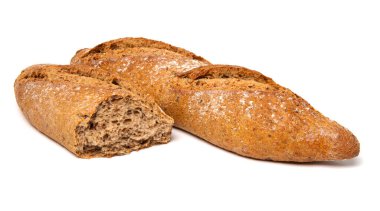 Beyaz arka planda tam tahıllı ekmek.