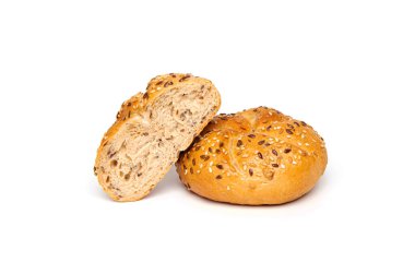 Beyaz arka planda izole edilmiş keten tohumu ve susam tohumlu geleneksel Kayzer rulosu çöreği.