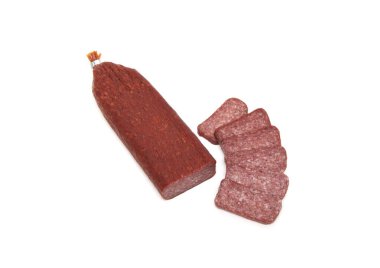 Beyaz arka planda domuz ve yaban domuzlu salam sosisi..