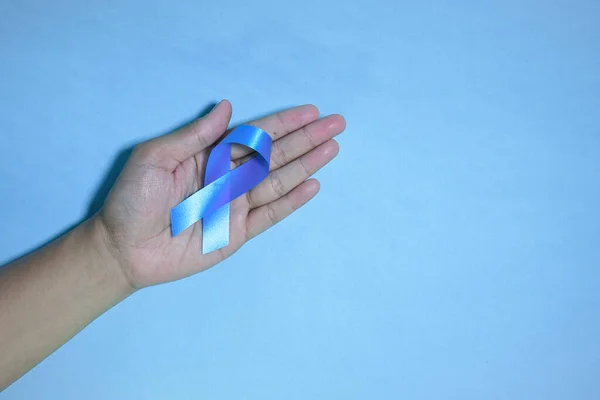 顶部观察蓝带意识与红血滴在人的手隔离在蓝色背景 世界糖尿病日 11月14日 复制空间 — 图库照片