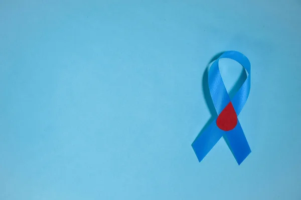 Μπλε Κορδέλα Ευαισθητοποίησης Παγκόσμια Ημέρα Διαβήτη Νοεμβρίου Απομονωμένη Μπλε Φόντο — Φωτογραφία Αρχείου