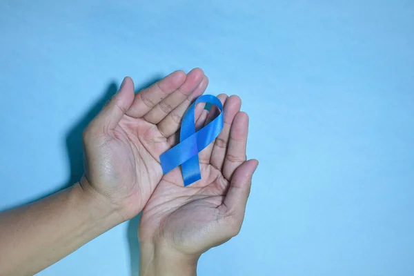 顶部观察蓝带意识与红血滴在人的手隔离在蓝色背景 世界糖尿病日 11月14日 复制空间 — 图库照片