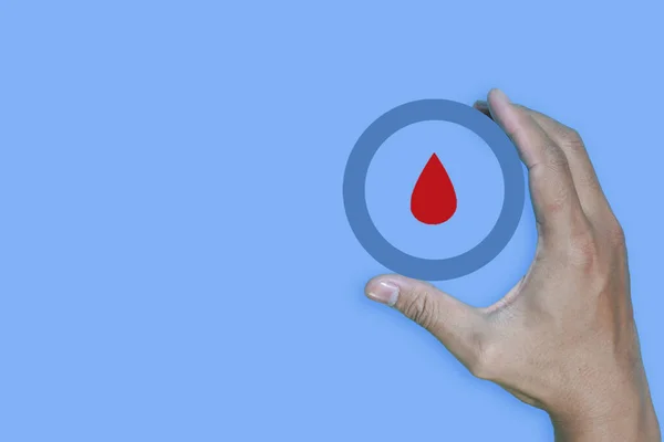 コピースペースの世界糖尿病の日と手のジェスチャー青い背景に隔離された人の手に赤い血のドロップと 11月14日 — ストック写真