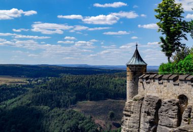Uzaktaki manzaralı kalenin kulesi.