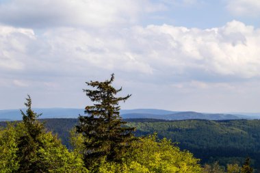 Bulutlu gökyüzü ve dağ ufkuyla panoramik manzara