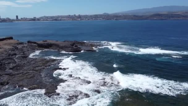 Сильні Хвилі Падають Бік Скелястої Берегової Лінії Вітряний День Високоякісні — стокове відео
