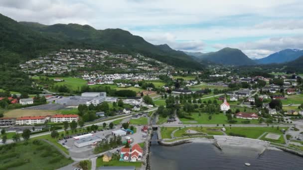 Let Nad Nordfjordem Malou Norskou Fjordovou Vesnicí Vysoce Kvalitní Záznam — Stock video