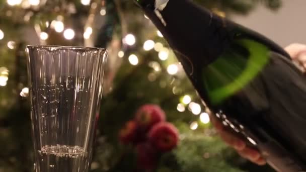 在圣诞背景下 香槟倒入玻璃杯特写 闪闪发亮的葡萄酒流倒入水晶杯闭锁 — 图库视频影像